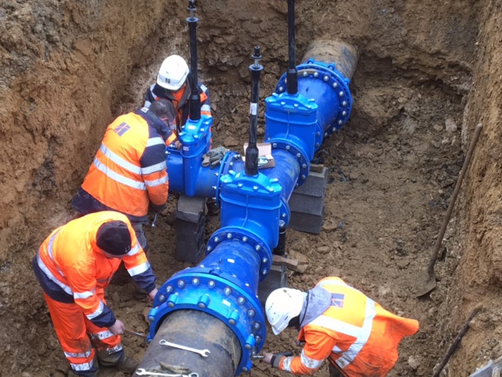 Water pipeline installation in underground trench
